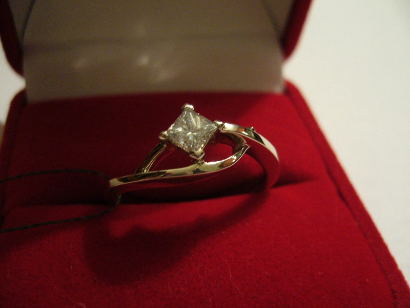Кольцо с бриллиантом 0.33 ct 2400$