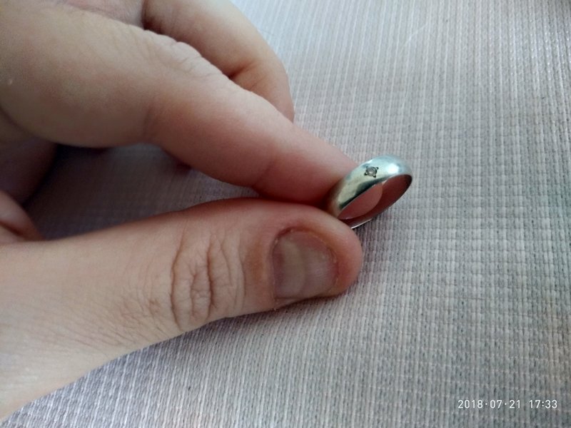 розовый бриллиант в кольце из серебра.jpg