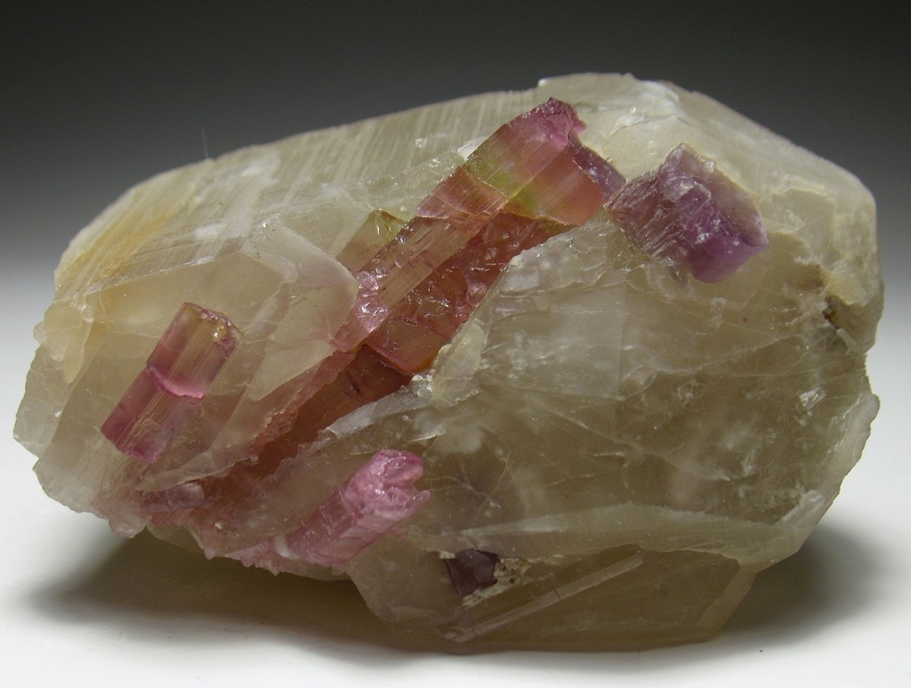 турмалины в кварце. Калифорния.JPG